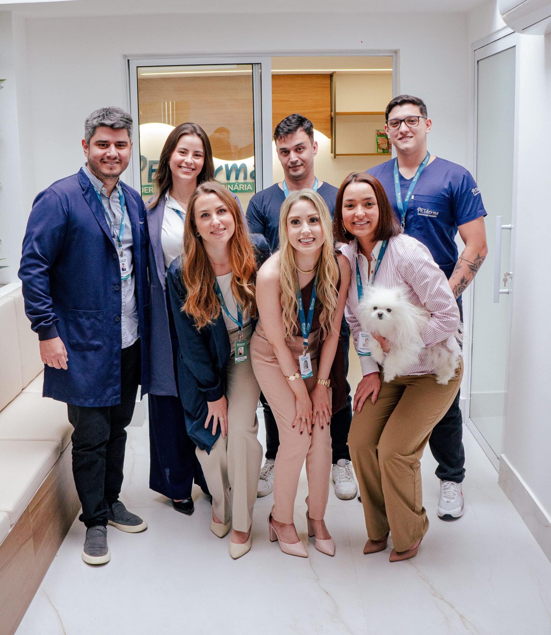 Equipe PetDerma atendendo um pet com carinho